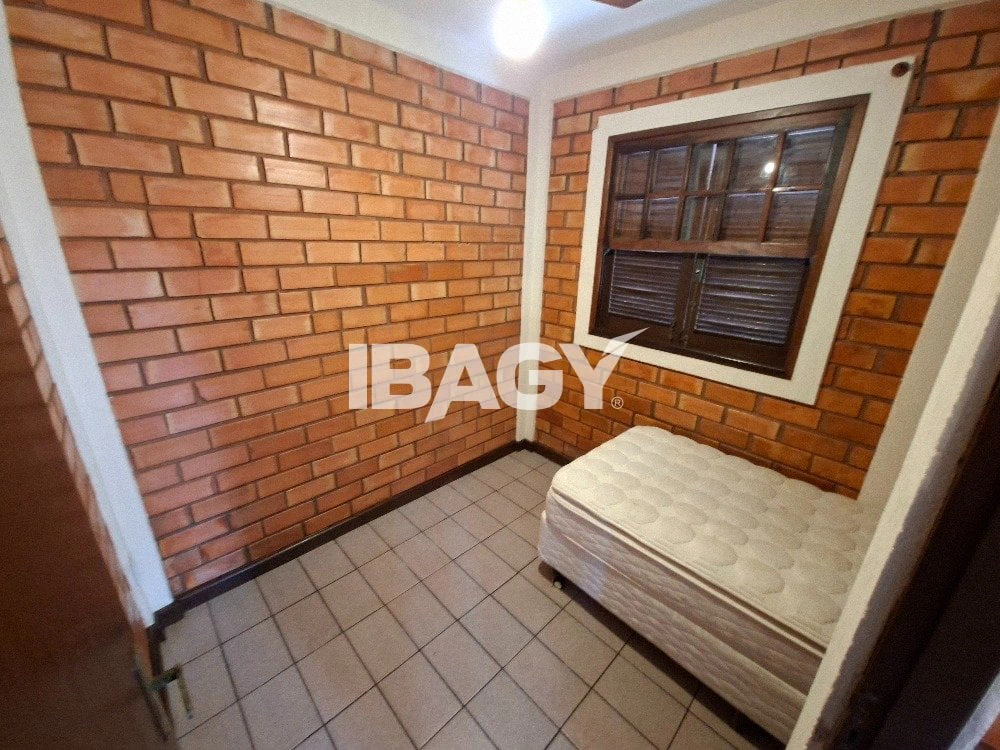 House with 3 bedrooms and a dedicated laundry area — photo 10