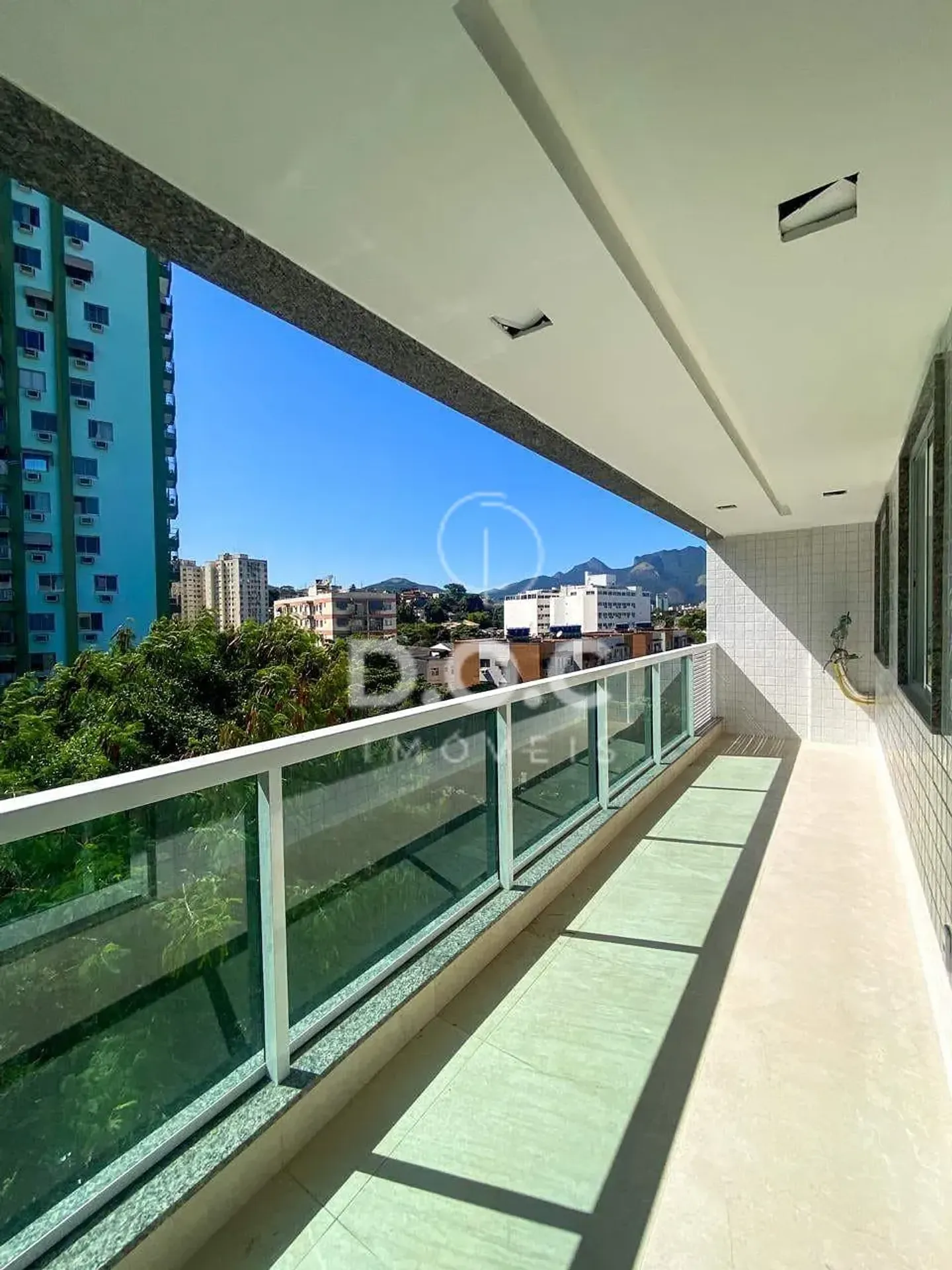 Balcony with a grill in a 2-bedroom apartment, 70 m² — photo 5