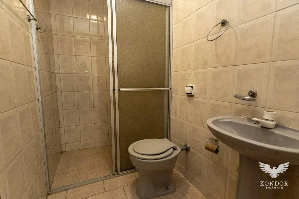 Walk-in closet in a 3-bedroom house, 184 m² — photo 25