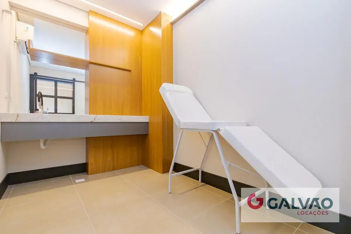 Furnished 1-bedroom apartment with glass shower — photo 24
