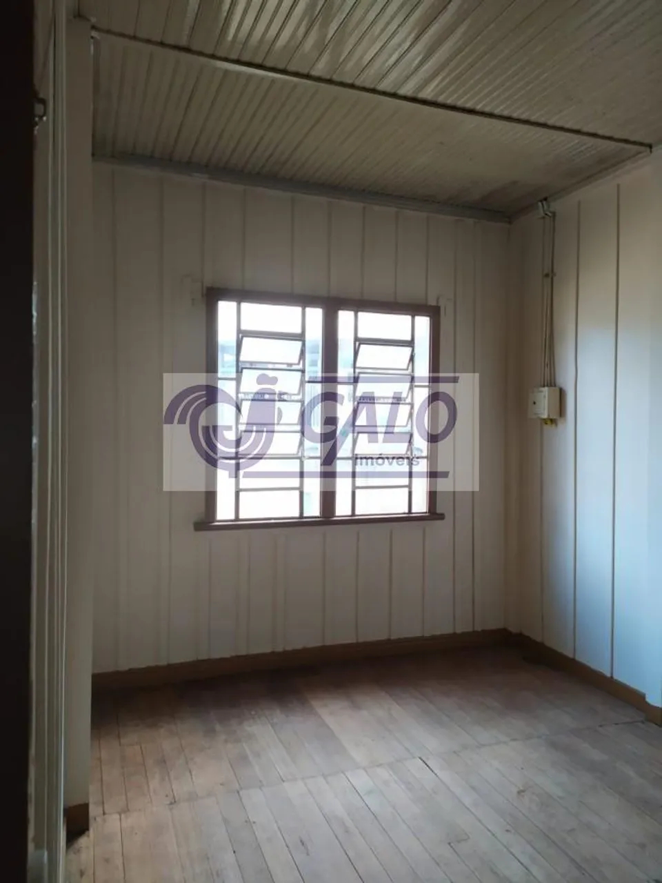 2-bedroom house with wood or laminate floors in Curitiba — photo 8