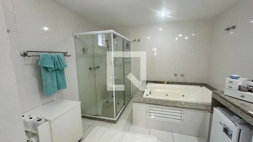 Walk-in closet in a 5-bedroom house, 250 m² — photo 39