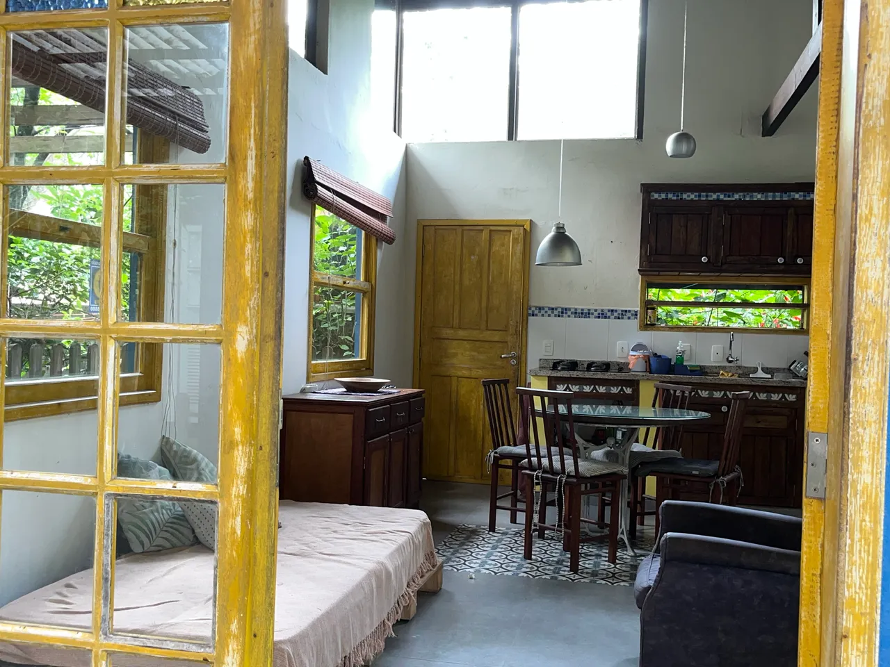 Furnished 2-bedroom house with open-plan gas kitchen
