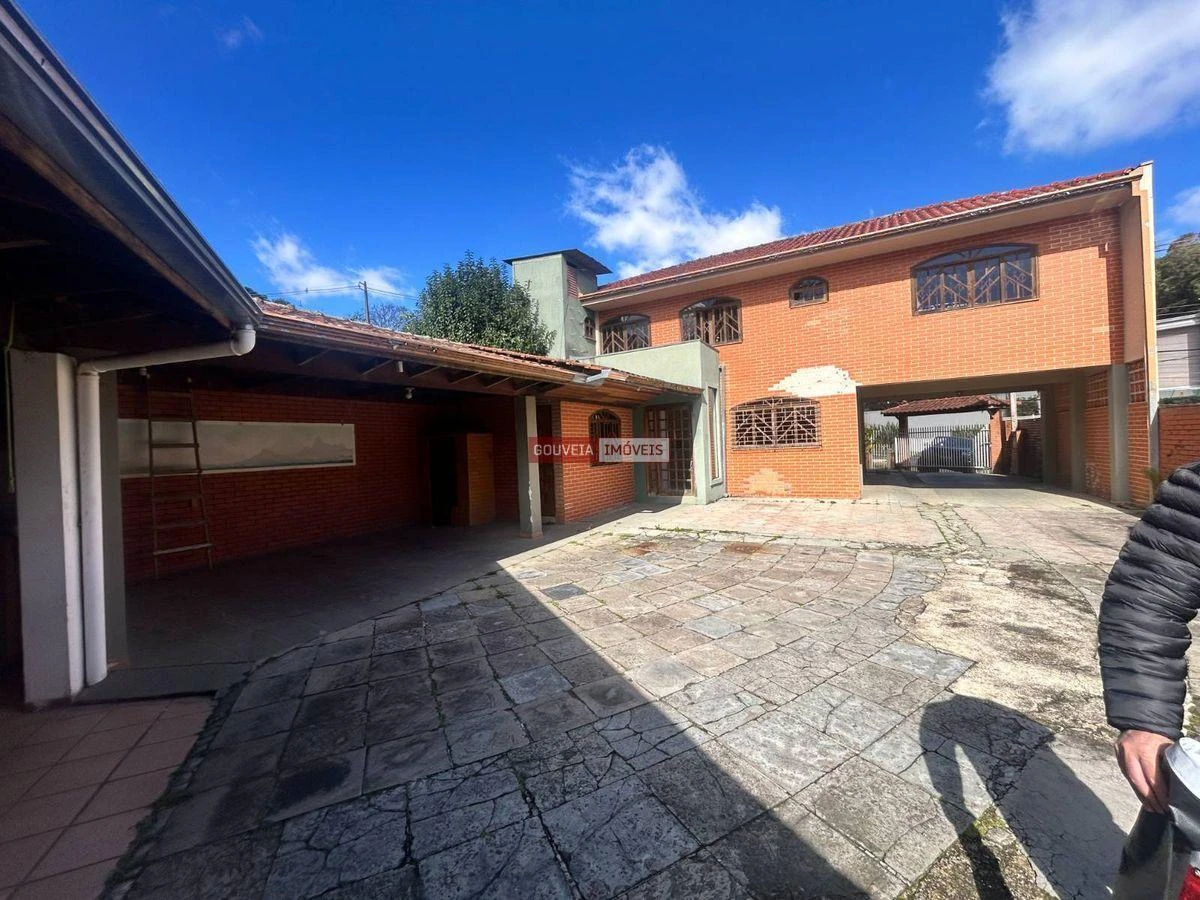 235 m² house with an en-suite and 3 parking spots — photo 6