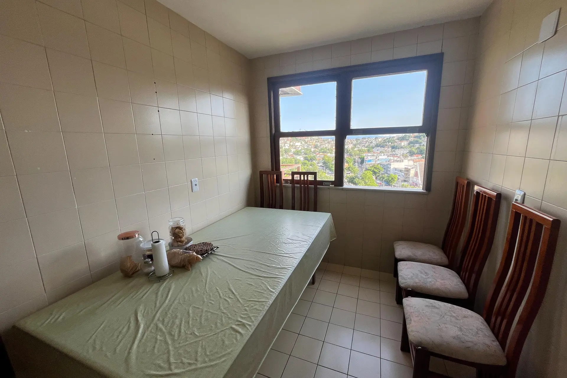 Furnished 3-bedroom apartment with laundry area — photo 51