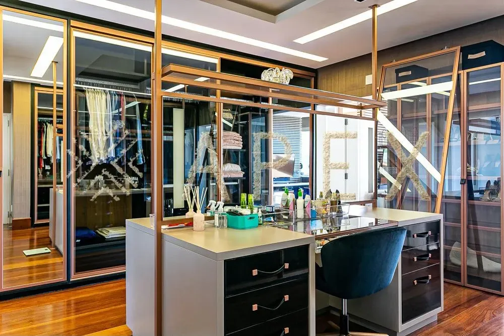 6 en-suite bedrooms, 9 bathrooms, 1600 m² and BBQ — photo 12