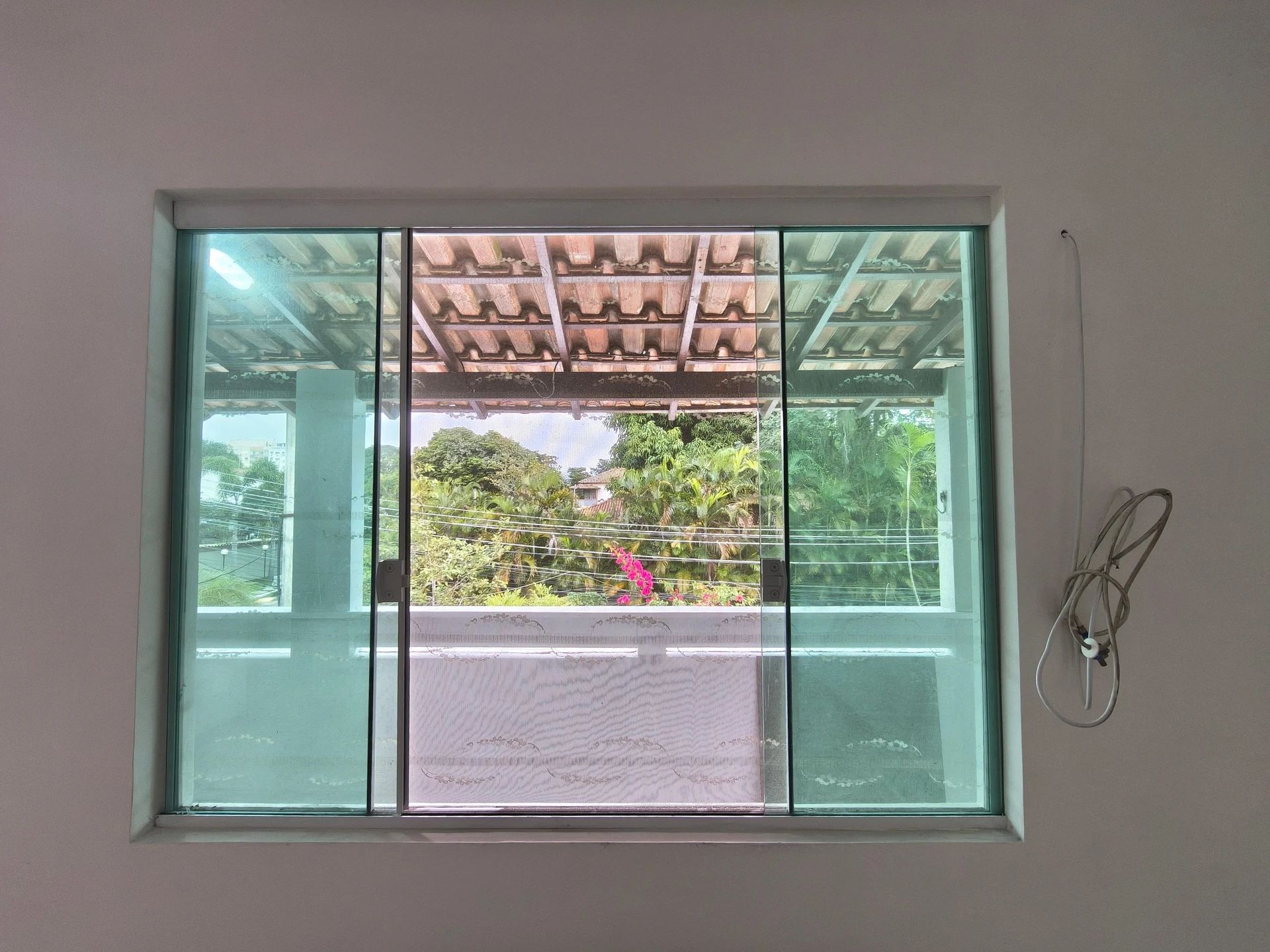 House with 3 bedrooms and an enclosed balcony — photo 33