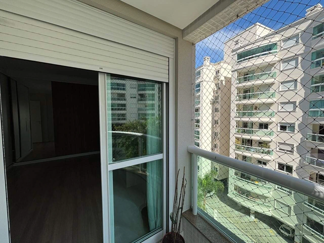 Glass-enclosed balcony in a 4-bedroom apartment, 127 m² — photo 4