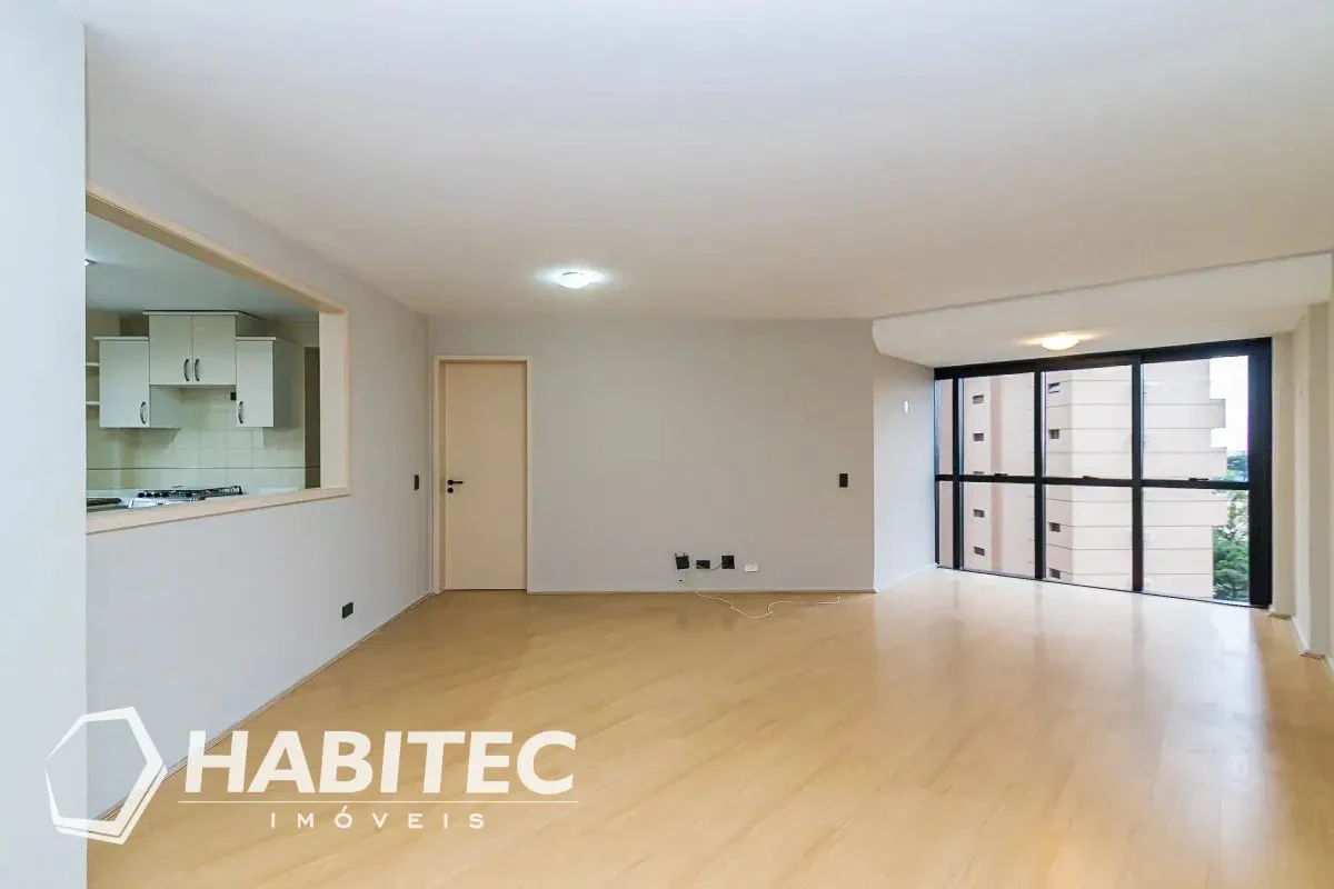 3-bedroom apartment with wood or laminate floors — photo 3