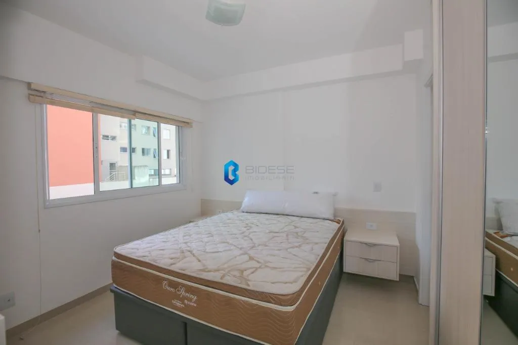 1-bedroom apartment with open kitchen and glass shower — photo 3