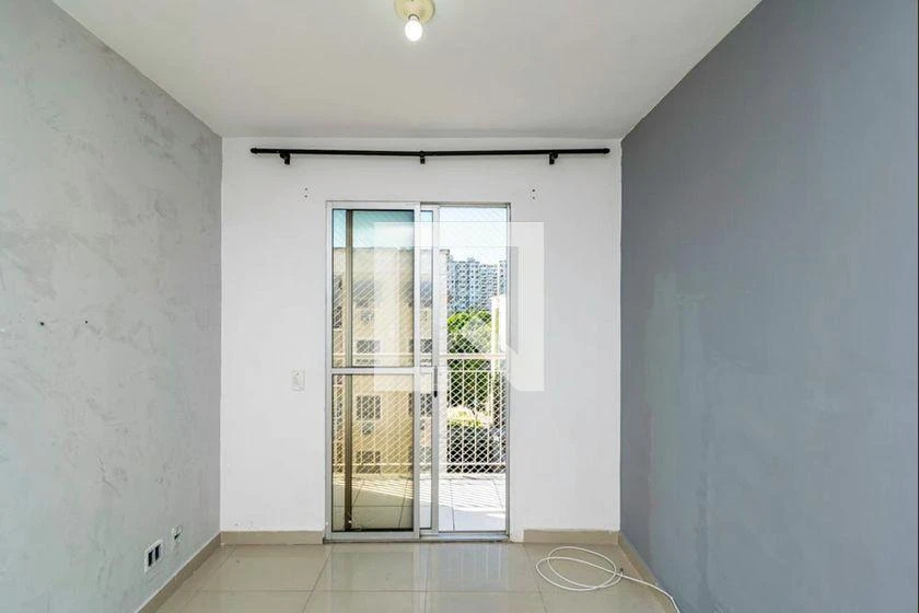2-bedroom apartment in a building with a pool — photo 31