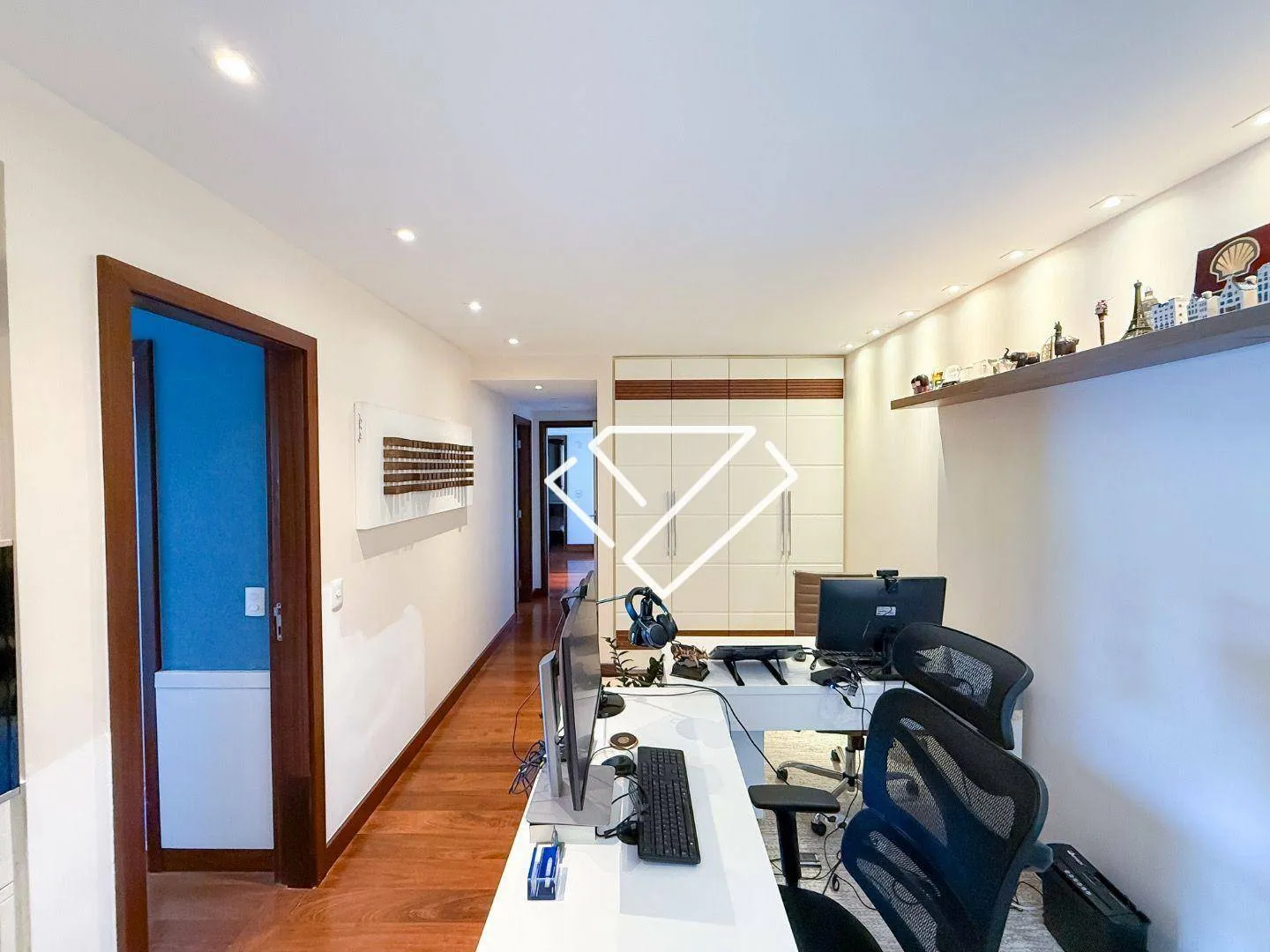 Furnished apartment with 4 en-suites and 258 m² — photo 24