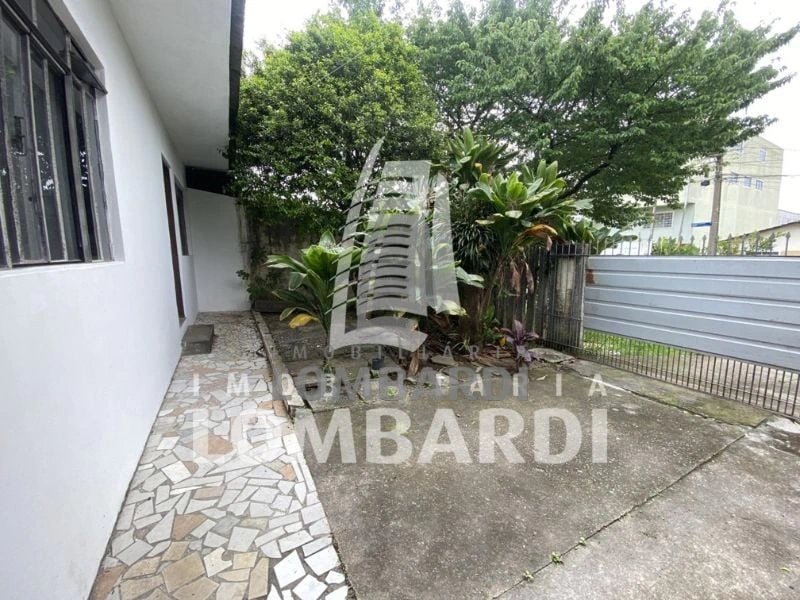 2-bedroom house with wood or laminate floors in Curitiba — photo 3