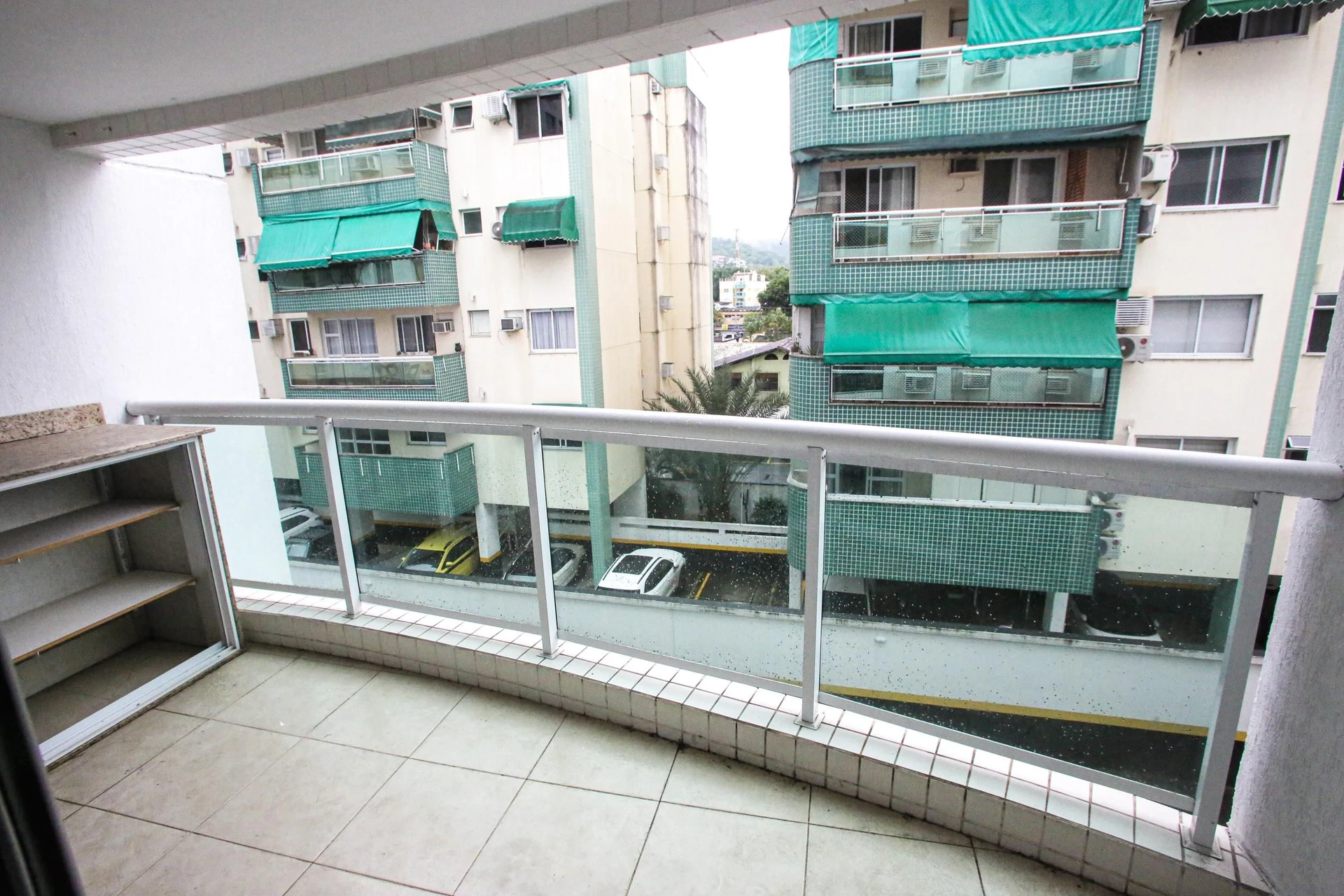 Balcony with a grill in a 2-bedroom apartment, 60 m² — photo 17