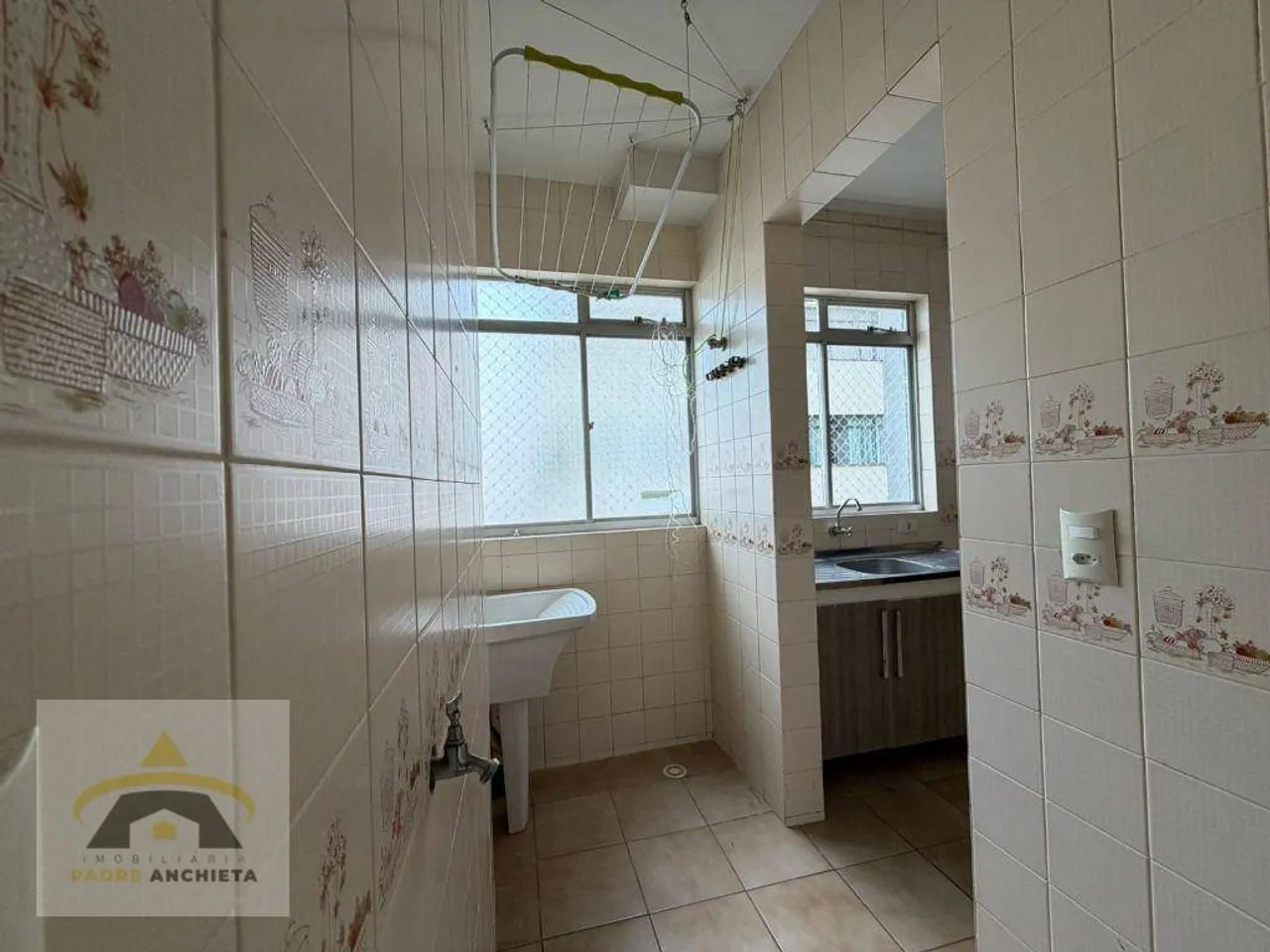 1-bedroom apartment with a laundry area — photo 10