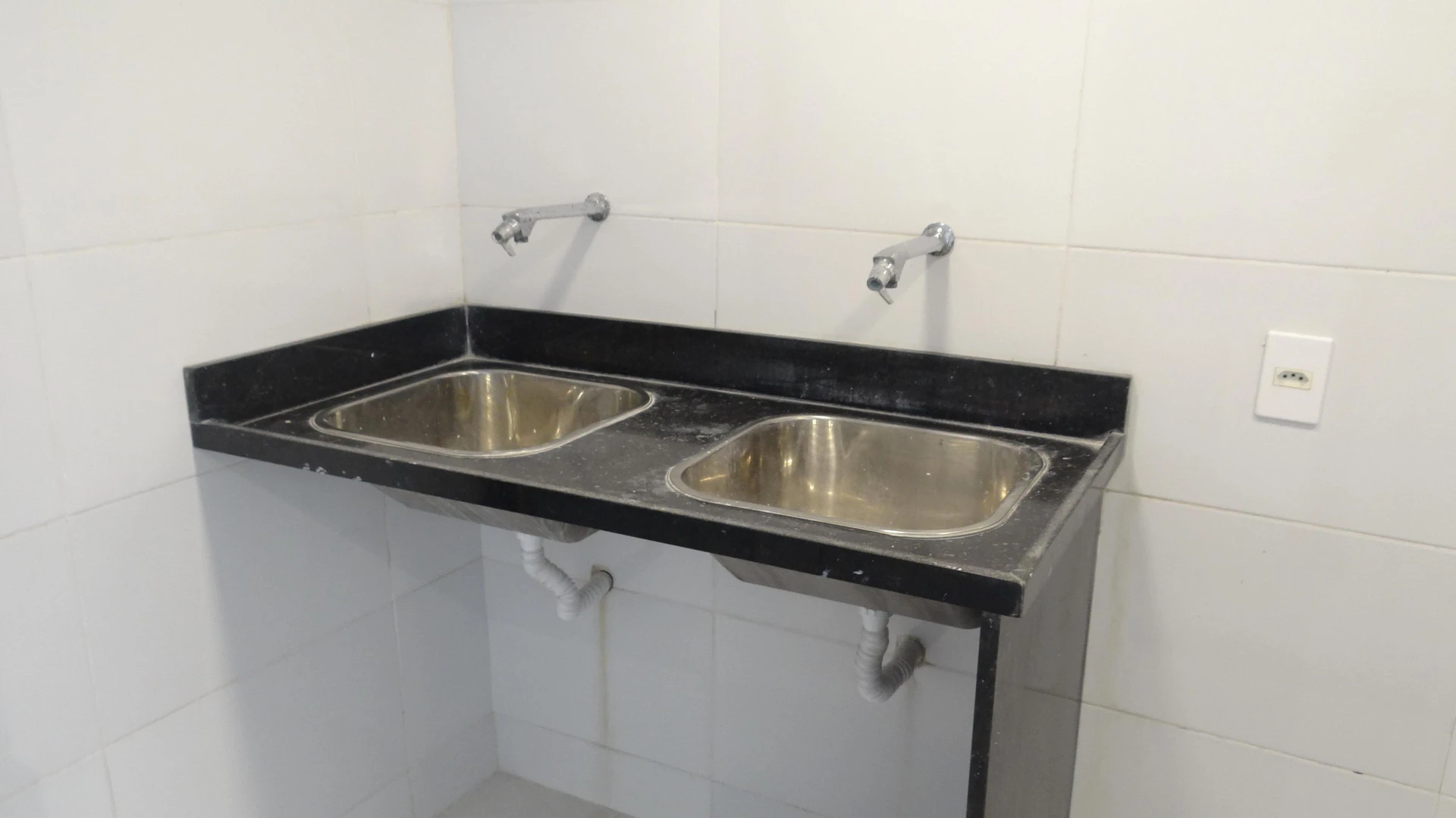 Casa de 384 m² com janelas do piso ao teto e varanda gourmet — photo 136