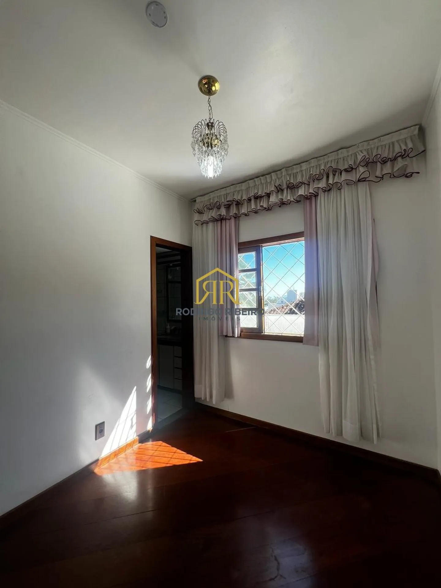 House with 7 bedrooms and 405 m² in a gated community — photo 23