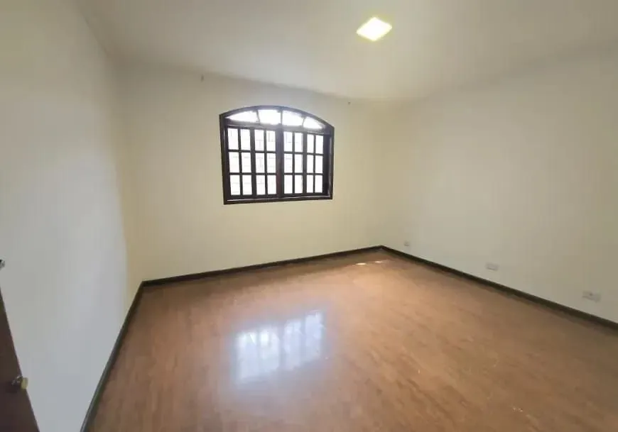 3 quartos e piso de madeira ou laminado: casa de 200 m² — photo 7