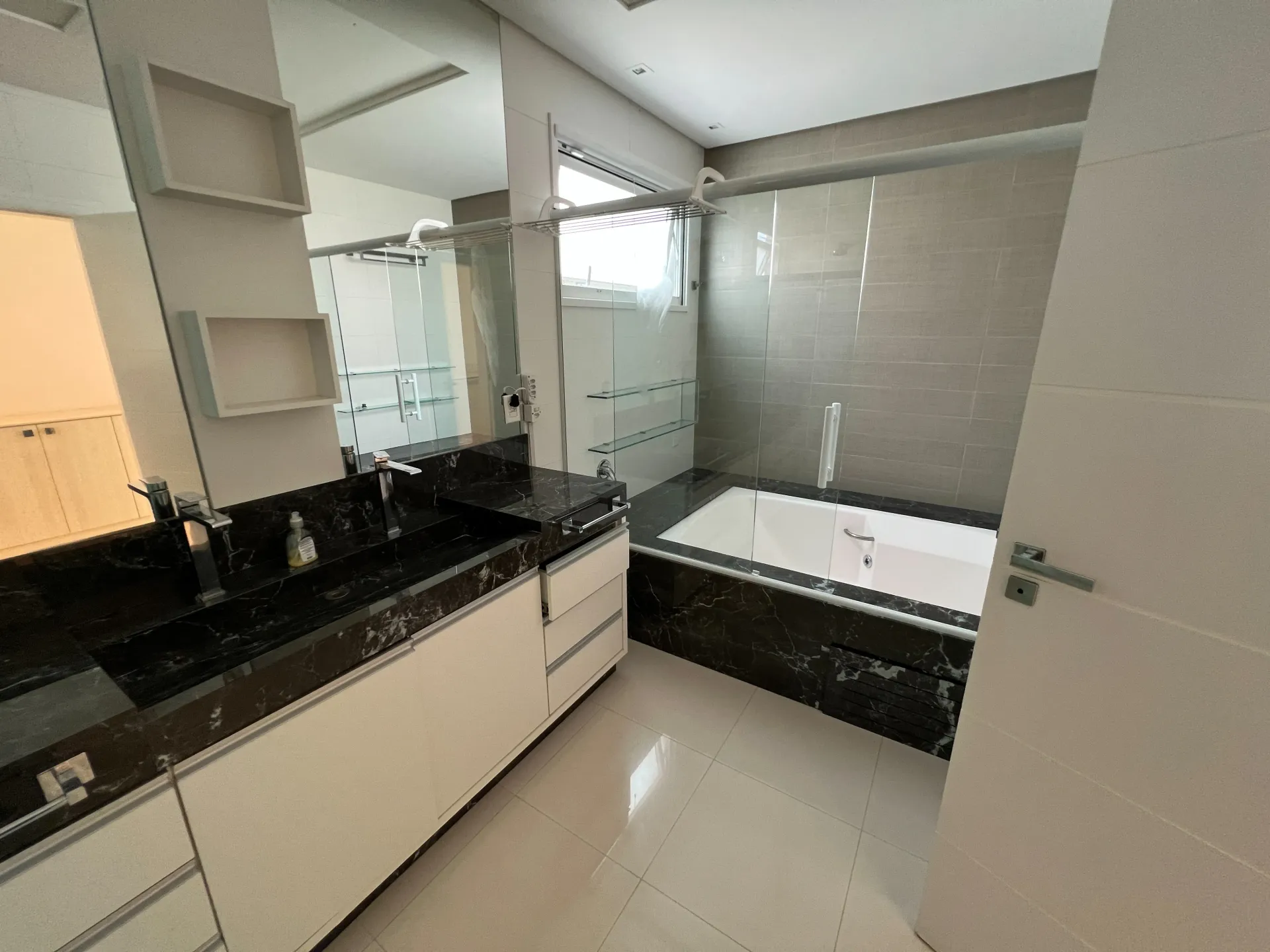 Furnished house with 6 en-suite bedrooms and private BBQ — photo 3
