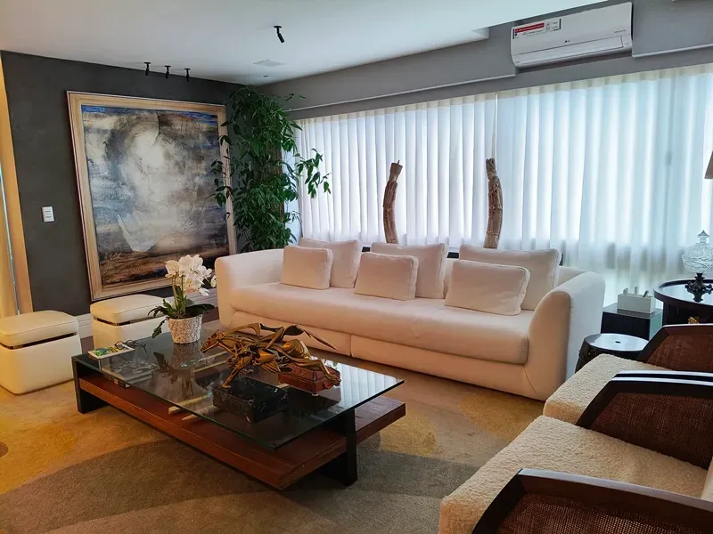 Apartment with 4 bedrooms and a enclosed glass balcony — photo 3