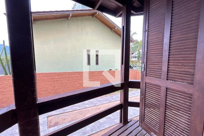 Balcony with a grill in a 3-bedroom house, 100 m² — photo 24