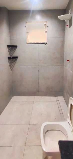 House with 3 bedrooms and a glass shower enclosure — photo 9