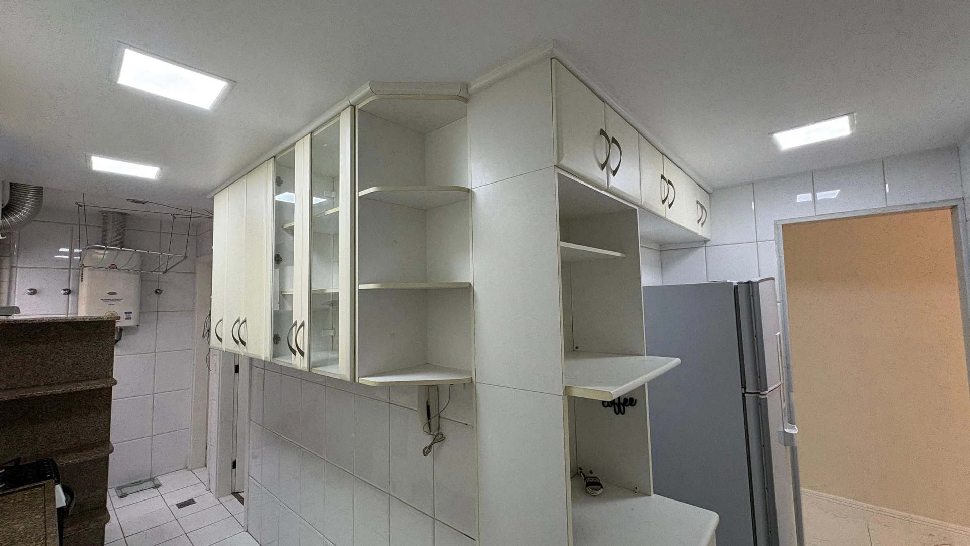 Glass-enclosed balcony in a 3-bedroom apartment, 120 m² — photo 52