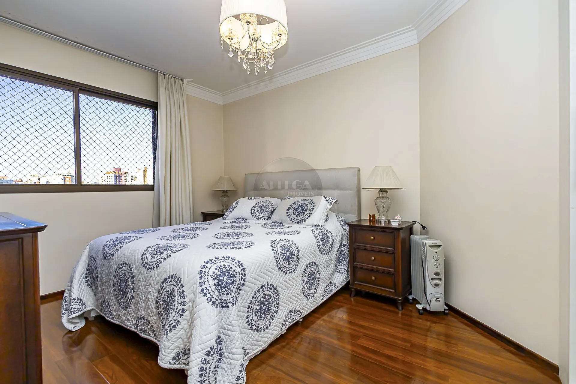 Apartamento com 4 quartos e piso de madeira na sala — photo 41