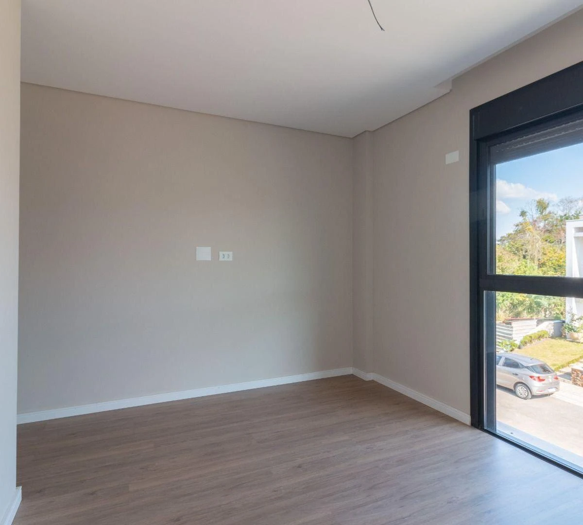 Modern house with 4 en-suite bedrooms and 6 parking spots — photo 37