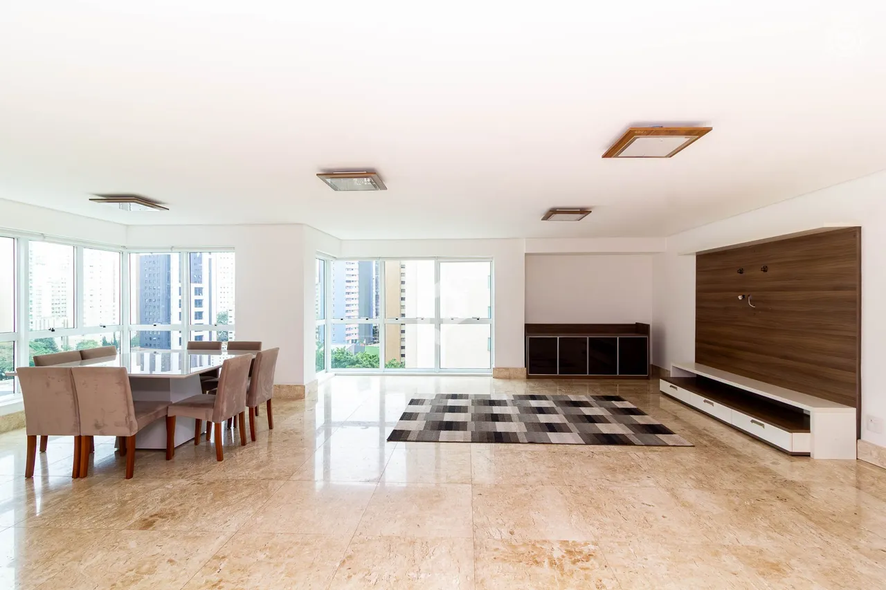 3 en-suite bedroom apartment with 3 parking spots 426 m²