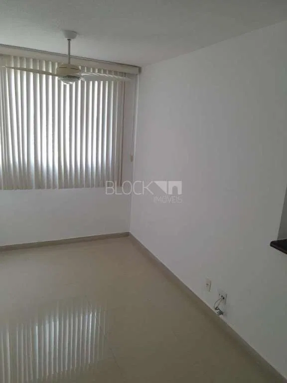 2-bedroom apartment in a building with a pool — photo 7