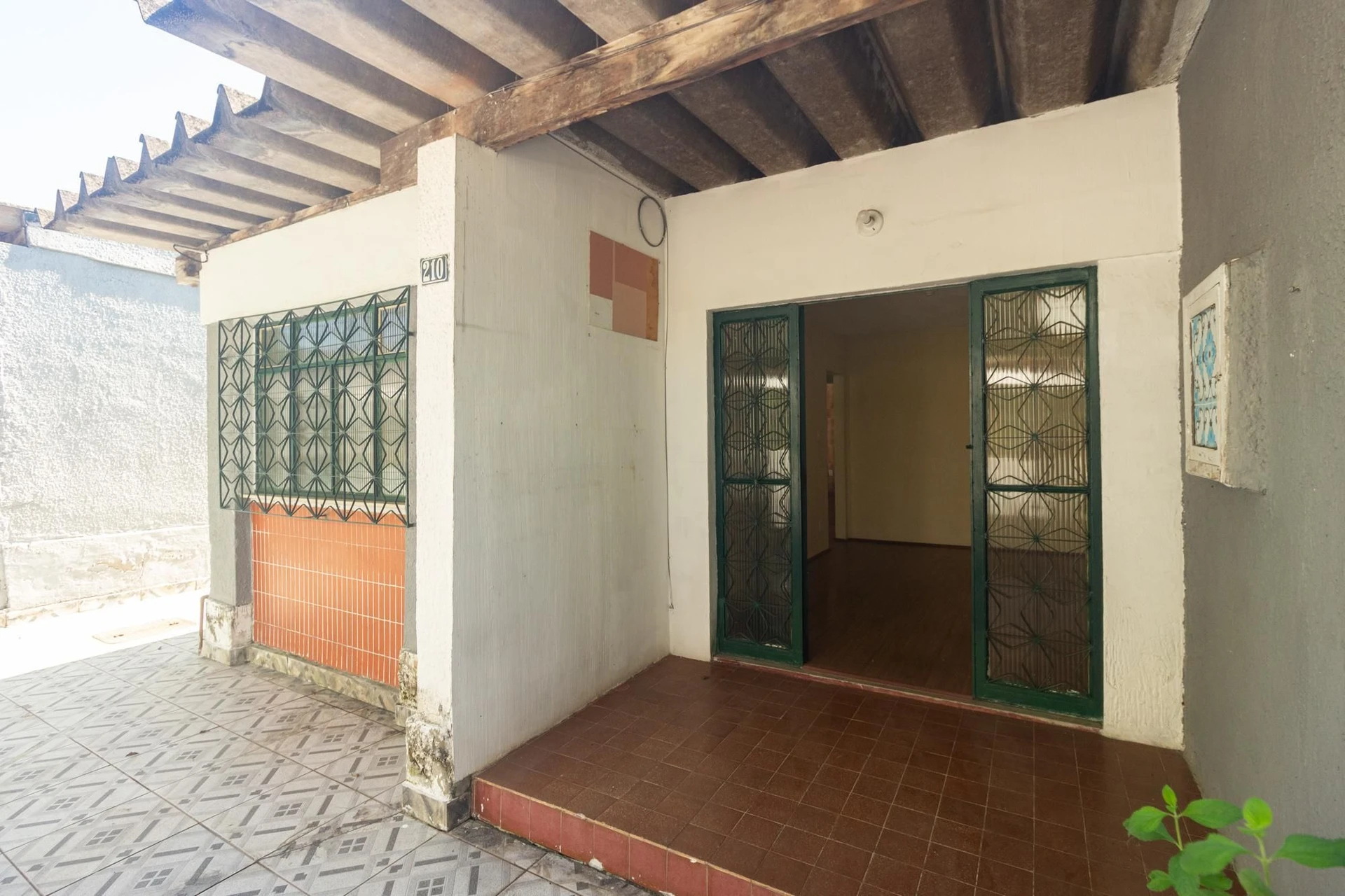 2-bedroom house with a garden