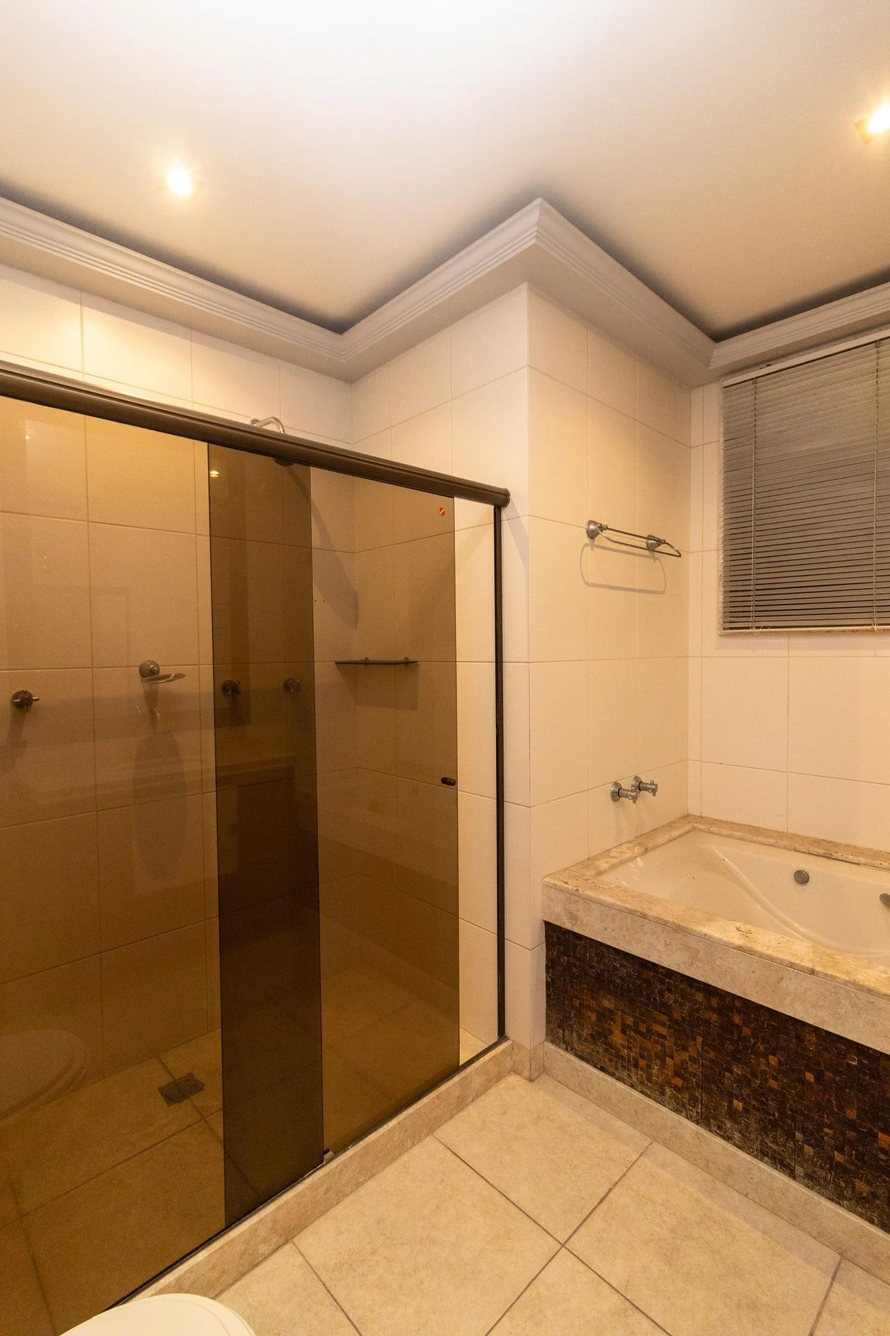 4-bedroom apartment with 2 en-suite bathrooms and garden — photo 42
