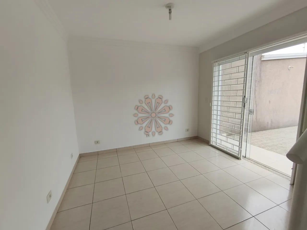 House with 3 bedrooms and 3 bathrooms across 250 m² — photo 6