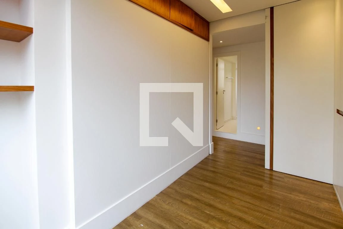 Walk-in closet in a 3-bedroom apartment, 200 m² — photo 67