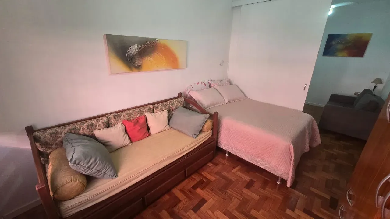 One-bedroom apartment with wood or laminate floors — photo 3