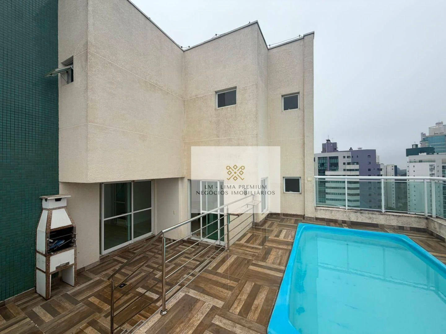 Furnished 391 m² apartment with 4 bedrooms and 3 parking