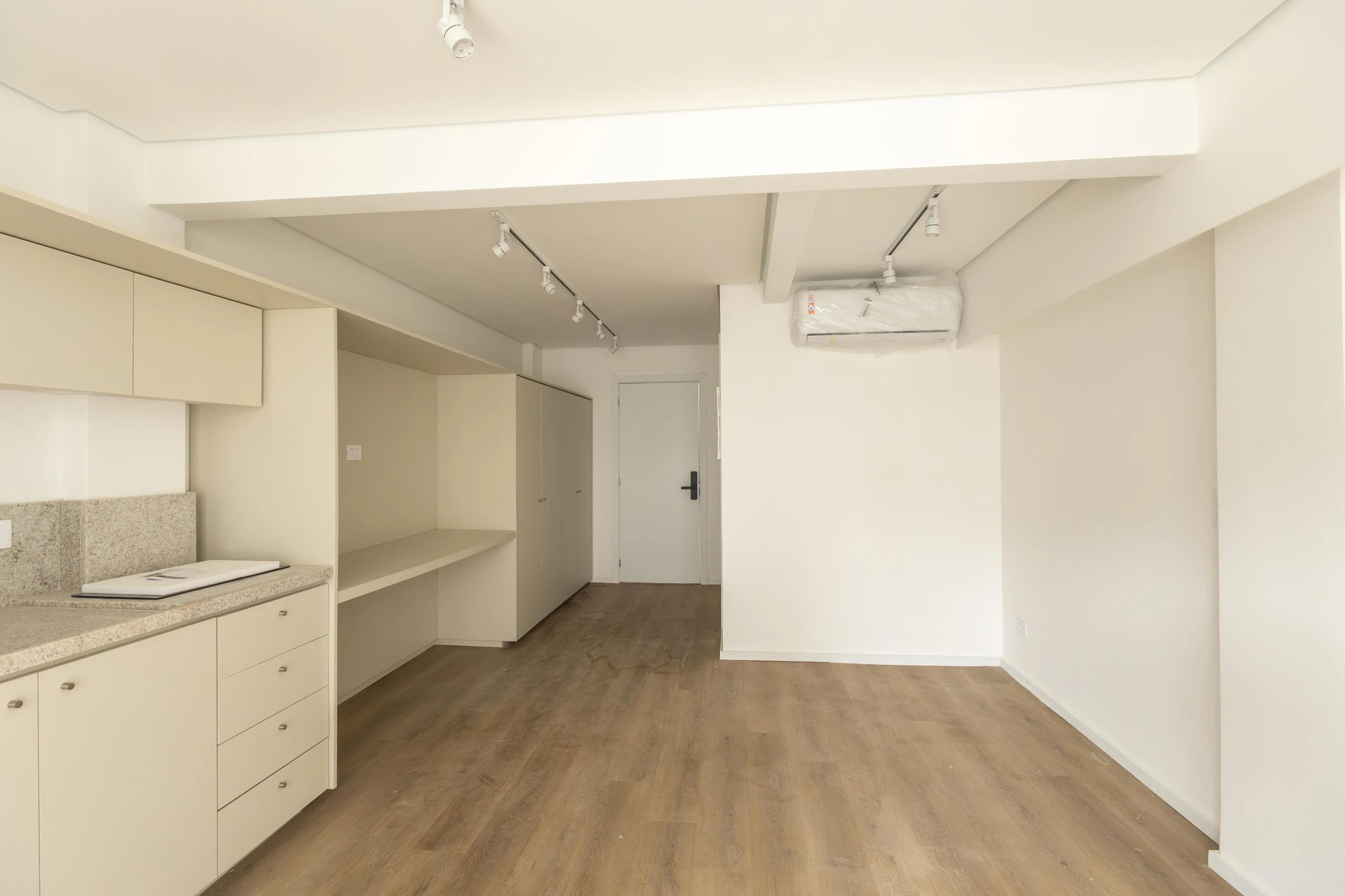 Apartment, 30 m², with floor-to-ceiling windows — photo 22