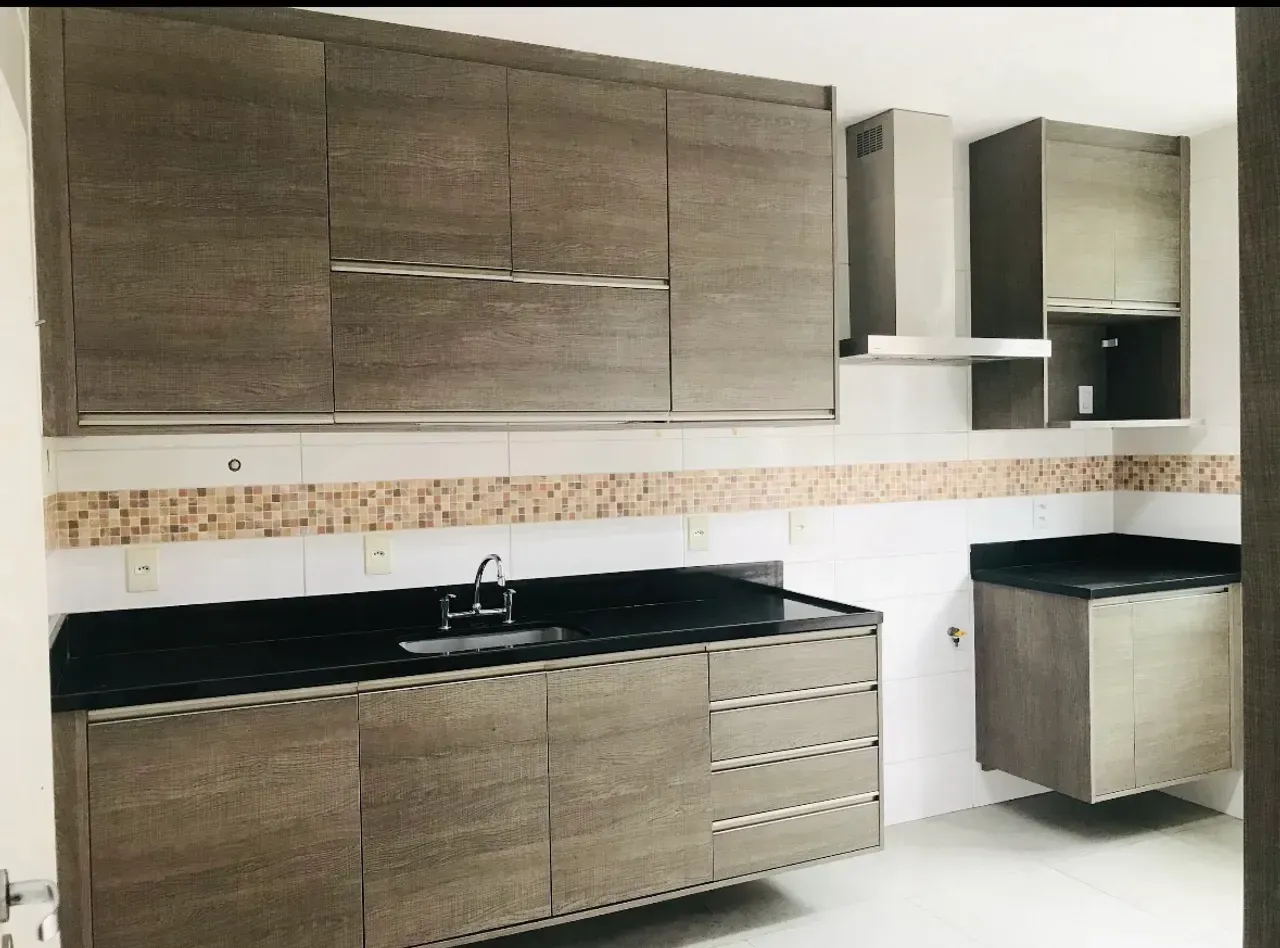 House with 4 bedrooms and 4 bathrooms and a separate kitchen — photo 2