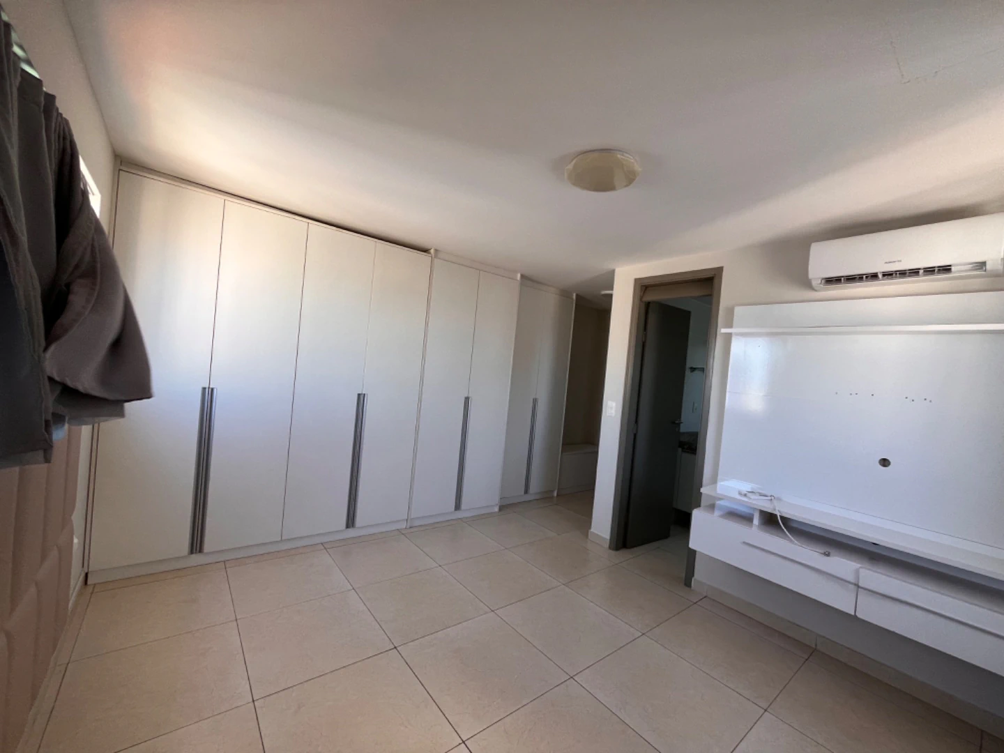 4-bedroom apartment in a building with a gym — photo 17