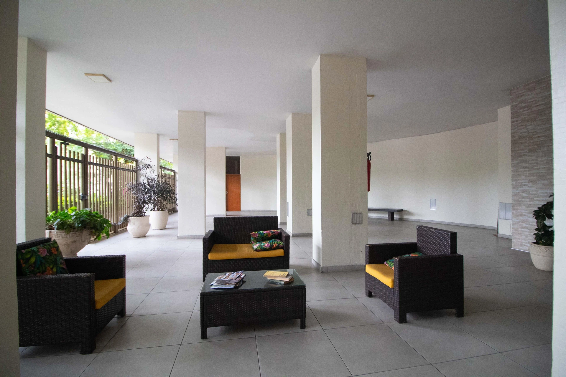 Apartamento de 2 quartos com piso de madeira ou laminado — photo 16