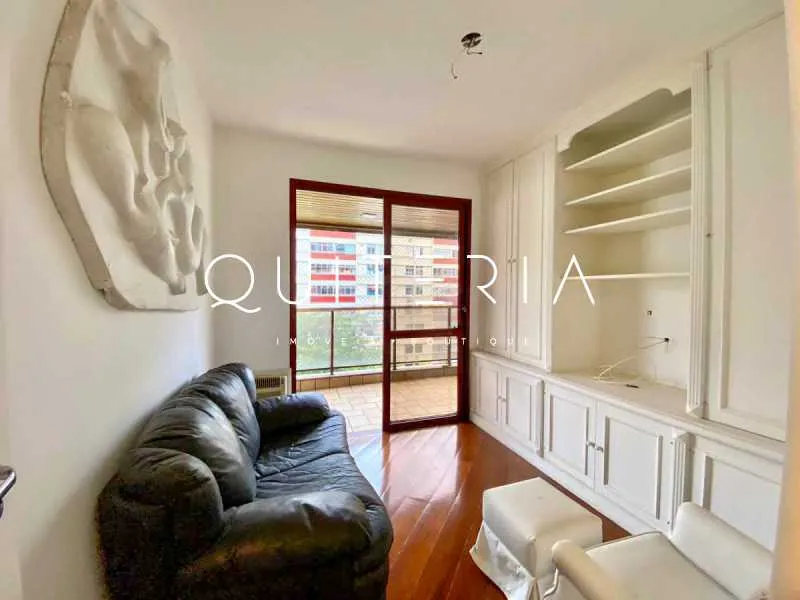 3-bedroom apartment with a glassed-in balcony — photo 17
