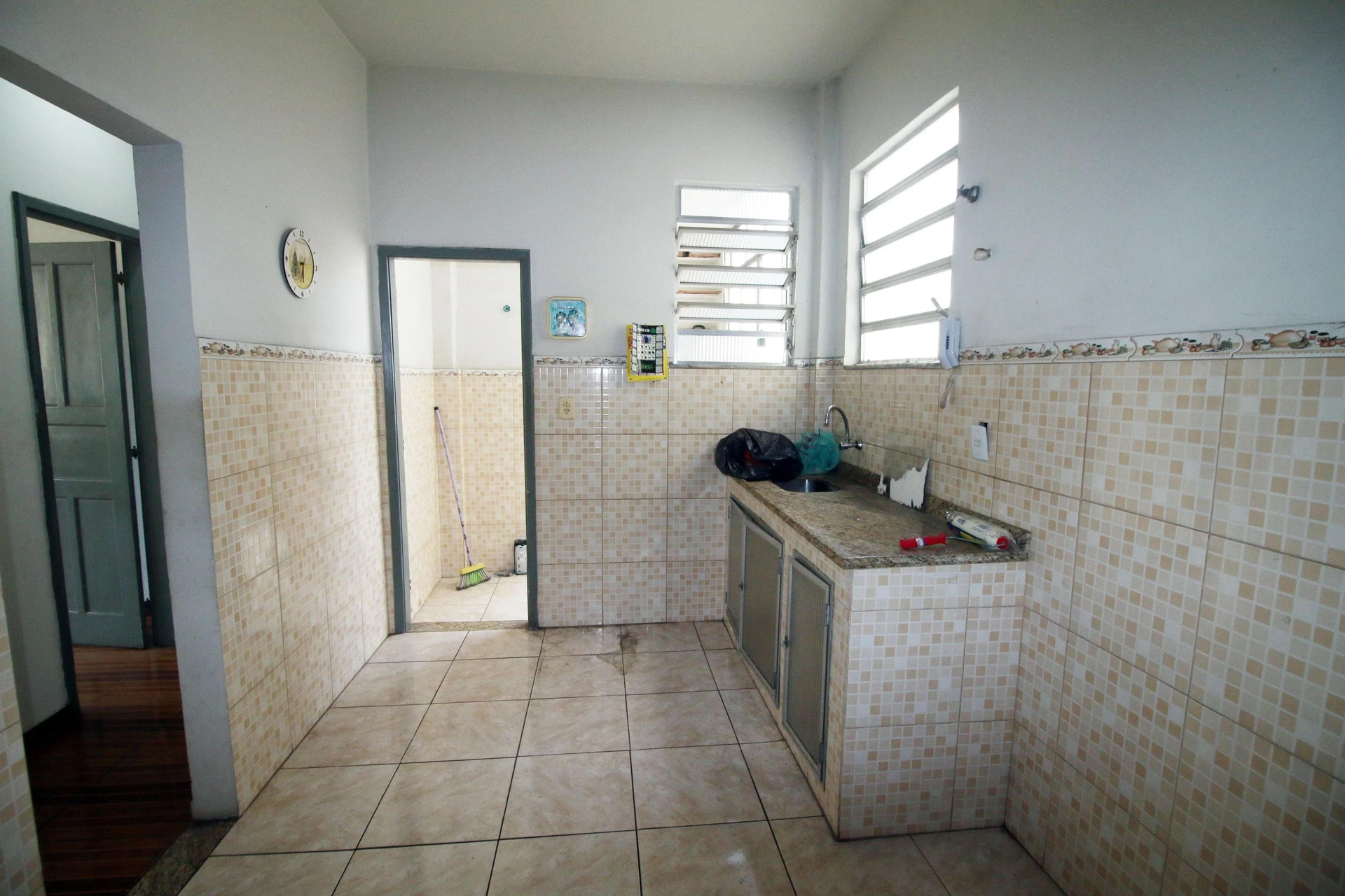 Apartamento de 2 quartos com piso de madeira ou laminado — photo 13