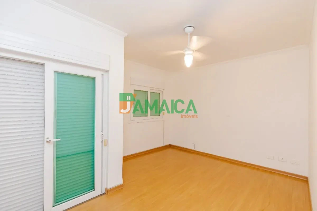 140 m² house with a home office and a walk-in closet — photo 4