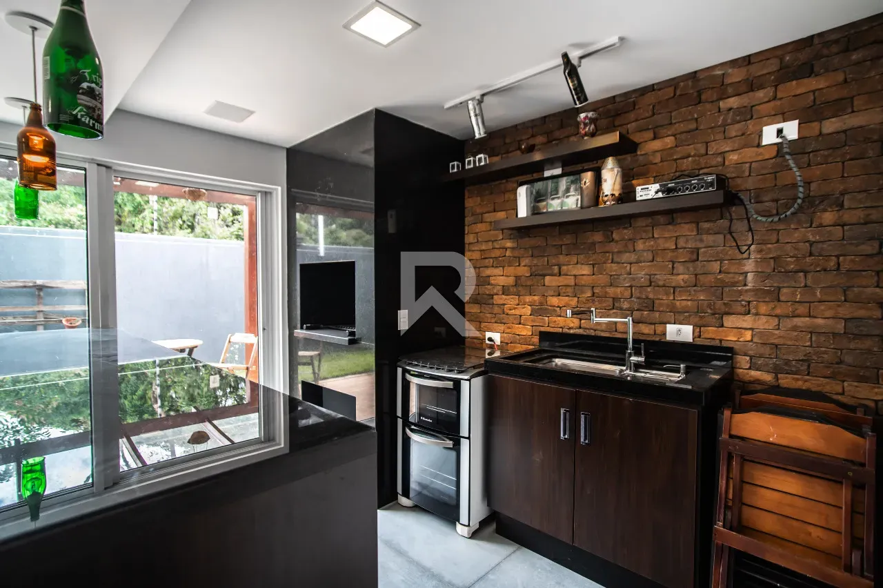 Furnished house with 4 bedrooms and 302 m² and a garden — photo 14