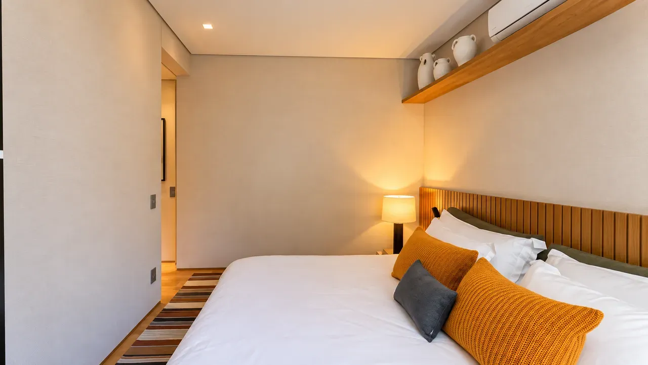 Furnished apartment, 157 m², with floor-to-ceiling windows — photo 8
