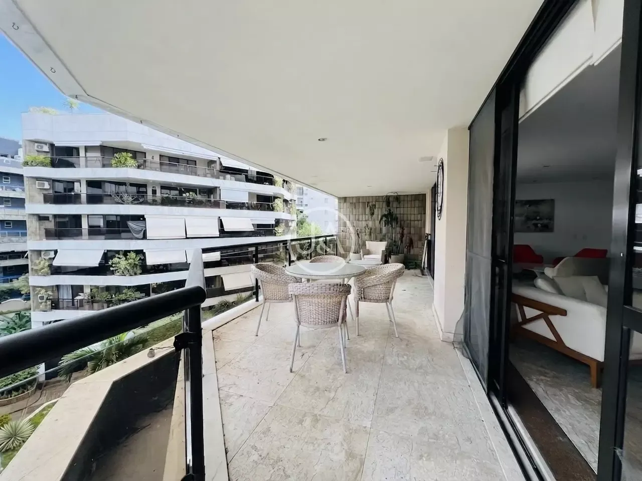 For rent 3-bedroom apartment with 251 m² and a balcony — photo 4