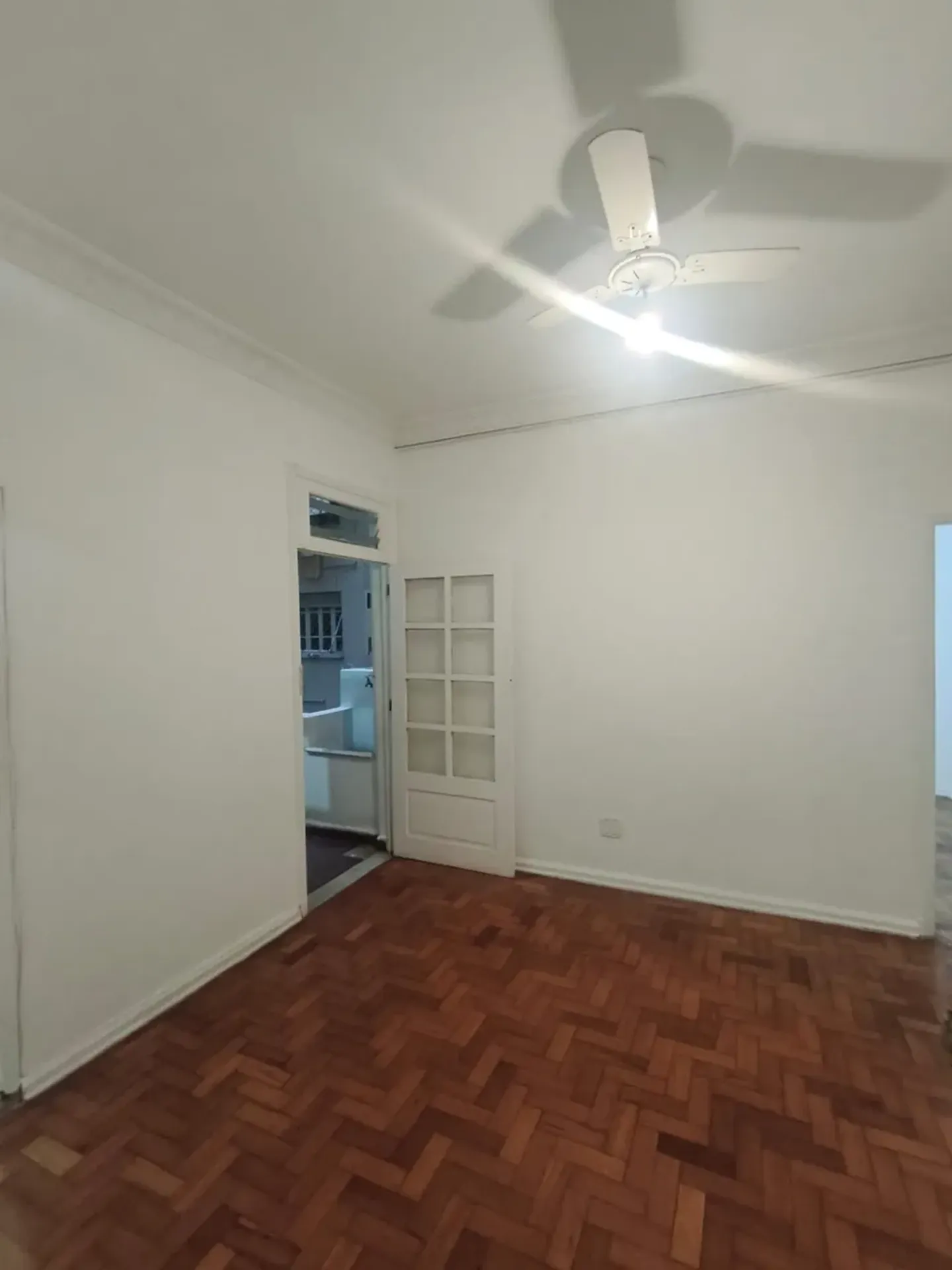 Деревянный пол или ламинат и 1 спальня: квартира 35 м² — photo 13