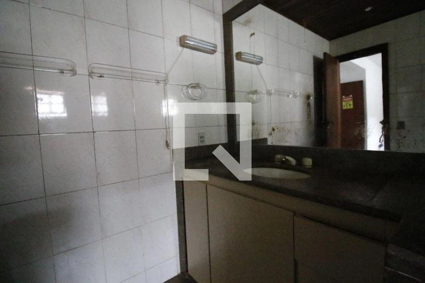 Casa de 500 m² com banheira e janelas do piso ao teto — photo 48