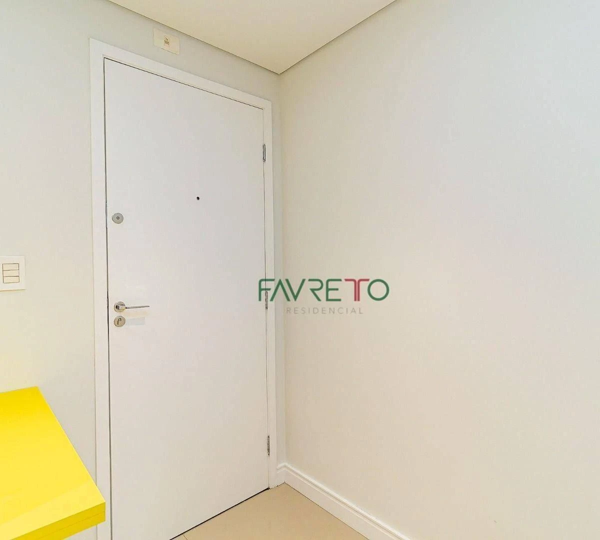 One-bedroom apartment in a building with a pool — photo 44